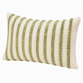 Cojín lumbar 50 x 30 cm beige y verde con textura de pompones para decoración