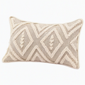 Cojín lumbar 50 x 30 cm de tejido beige y gris con relieve geométrico decorativo